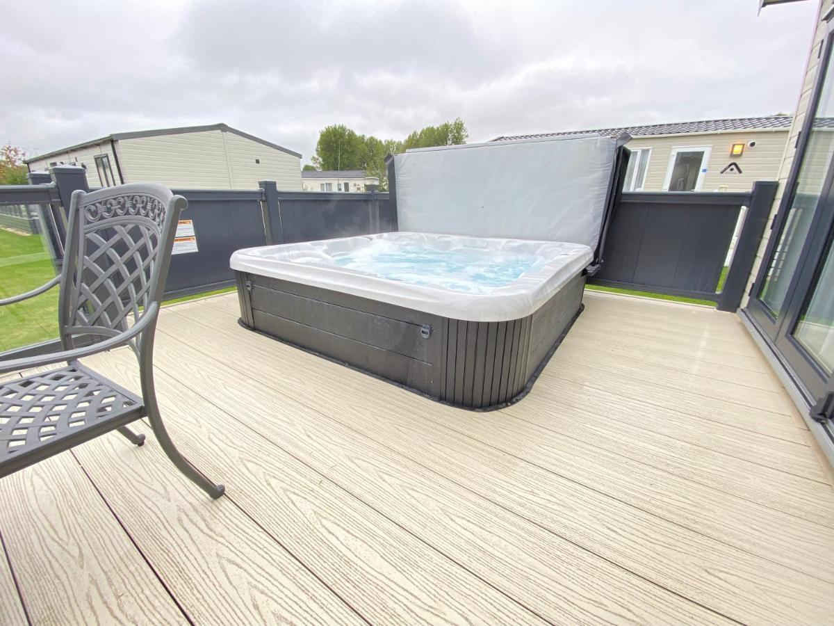 Wildflower, Premium Plus Hot Tub Lodge South Cerney Exterior foto