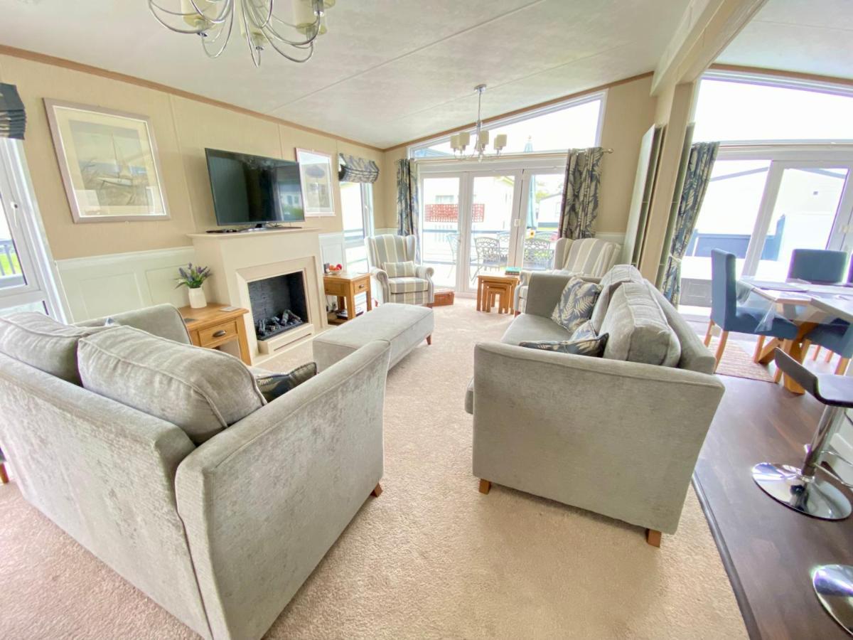 Wildflower, Premium Plus Hot Tub Lodge South Cerney Exterior foto